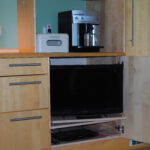 Fernseher und Kaffeemaschine